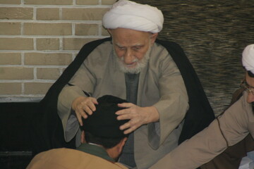 تصاویر آرشیوی از عمامه‌گذاری طلاب توسط آیت الله العظمی بهجت(ره) در سال ۱۳۸۴