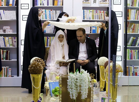تصاویر/ مراسم عقد نکاح زوج قمی در فروشگاه تخصصی کتاب زن و خانواده