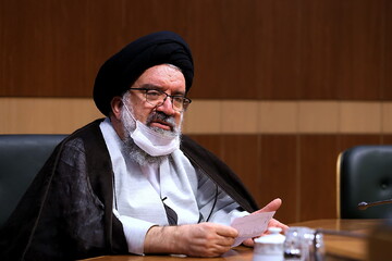 سید احمد خاتمی قطعا در نماز جمعه موضع غیر حساب شده ‎ای نمی‎گیرد/ هرکس از من بجز خانه ام در قم مالی پیدا کرد برای خود بردارد/ برای هر خطبه ۲۰ ساعت مطالعه می کنم