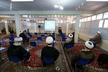 تصاویر/ نشست هم اندیشی اساتید مدرسه علمیه مهدی موعود (عج)