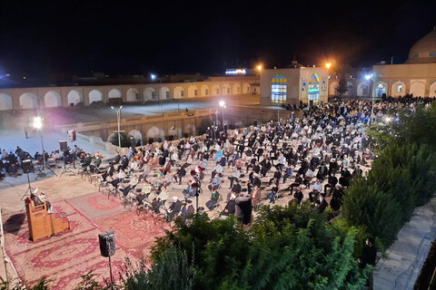 بالصور/ مجلس تأبين لإمام جمعة مؤقت مدينة يزد (ره) في مدرسة المصلى العلمية