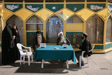 پاسخ‌گویی به مسائل شرعی و اعتقادی در حرم مطهر حضرت معصومه(س)