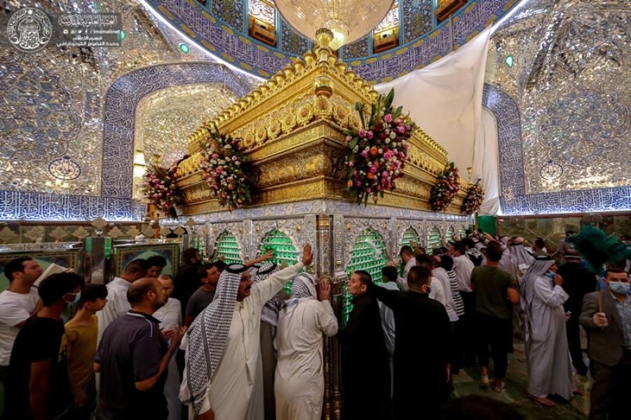 بالصور/ الزائرون المهنئون لأمير المؤمنين (عليه السلام) في عيد الغدير الأغر يبتهلون برفع البلاء والوباء من تحت قبته الشريفة