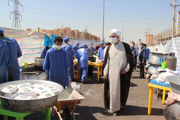 تصاویر/  طبخ و توزیع  ۱۴۰۰۰ پرس غذا در مهرگان قزوین