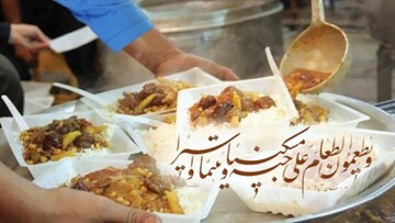 فیلم | توزیع احسان غدیر در روستای تاریخی ترکان در استان یزد