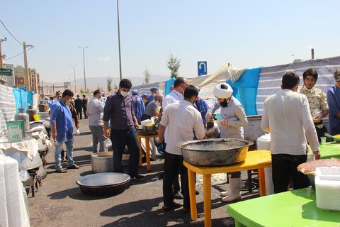 تصاویر/  طبخ و توزیع  ۱۴۰۰۰ پرس غذا در مهرگان قزوین
