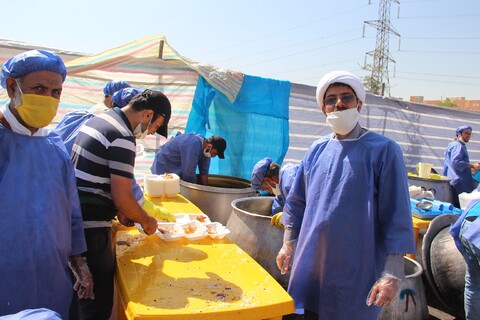 تصاویر/  طبخ و توزیع  ۱۴۰۰۰ پرس غذا در مهرگان قزوین