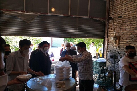 تصاویر/ پخت و توزیع ۲ هزار پرس غذای گرم در  مدرسه علمیه امام علی (ع) شهرستان سلماس