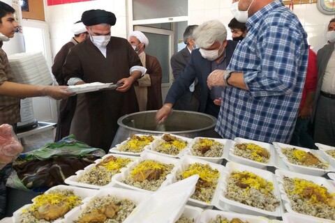 تصاویر/ پخت و توزیع ۲ هزار پرس غذای گرم در  مدرسه علمیه امام علی (ع) شهرستان سلماس