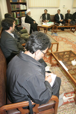 تصاویر آرشیوی از دیدار وزیر بهداشت وقت با آیت الله العظمی مکارم شیرازی در سال ۱۳۸۴