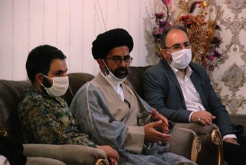 تجلیل مسئولان از خانواده شهدای آوج