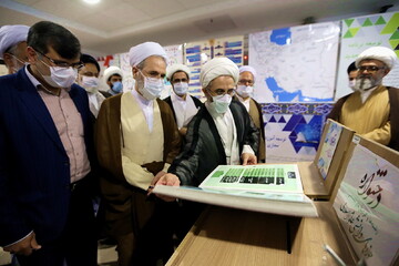 بازدید آیت الله اعرافی از نمایشگاه دستاوردهای معاونت آموزش حوزه های علمیه