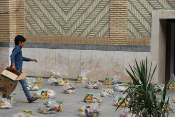 تصاویر / توزیع بسته های معیشتی توسط قرارگاه عمار منصوریه شیراز