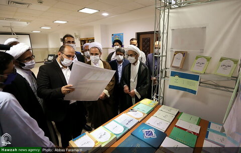 بالصور/ آية الله الأعرافي يتفقد معرض منتجات قسم التعليم للحوزة العلمية بقم المقدسة