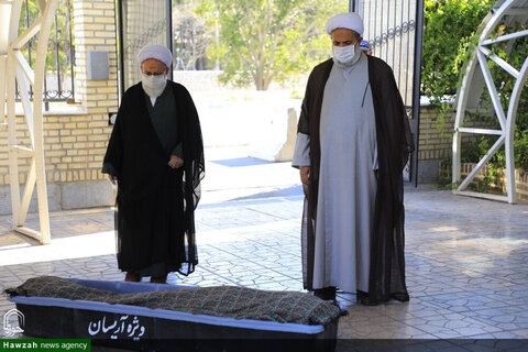 بالصور/ إقامة صلاة الميت على جثمان آية الله "رباني" أحد كبار علماء محافظة خراسان الجنوبية
