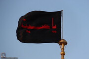 پرچم عزای حسینی بر فراز گنبد حرم سید علاءالدین حسین (ع) به اهتزاز درمی آید