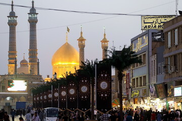 تصاویر/ سیاه‌پوش کردن حرم حضرت معصومه(س) در آستانه ماه محرم