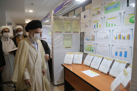 بازدید آیت الله حسینی بوشهری از نمایشگاه دستاوردهای معاونت آموزش حوزه
