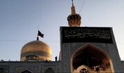 فیلم | آیین تعویض پرچم گنبد حرم مطهر رضوی در آستانه آغاز ماه محرم