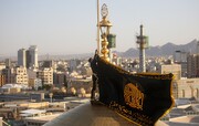 AQR hoists black flag over the shrine’s dome as sign of mourning for Imam Hussein (AS)