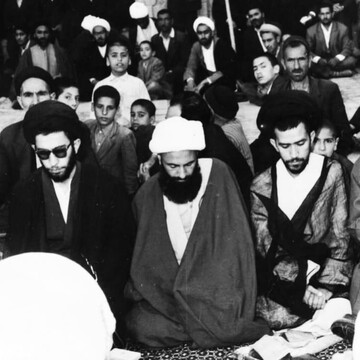 مرحوم آیت‌الله سیدجواد علم‌الهدی و آیت‌الله خامنه‌ای در قاب جوانی