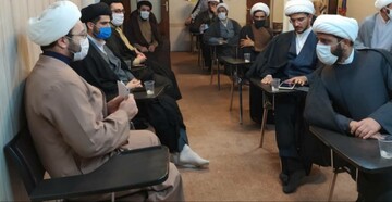 اعزام مبلّغ به مدارس دانش آموزی دیلم