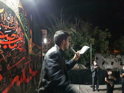 تصاویر/ برگزاری مراسم عزای حسینی در مدرسه علمیه قروه با رعایت پروتکل های بهداشتی
