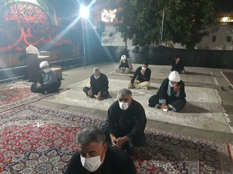 تصاویر/ برگزاری مراسم عزای حسینی در مدرسه علمیه قروه با رعایت پروتکل های بهداشتی