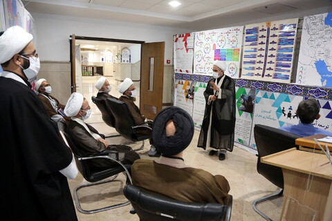 بازدید آیت الله رجبی عضو شورای عالی حوزه از نمایشگاه دستاوردهای معاونت آموزش حوزه