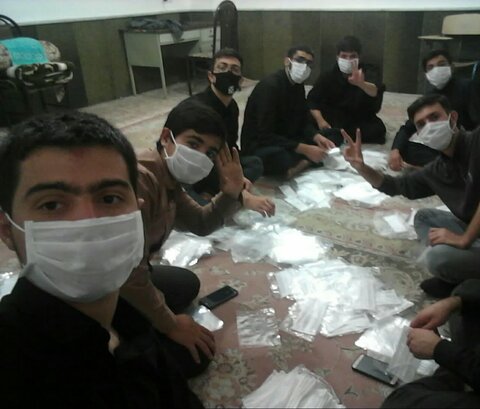 تصاویر شما / بسته‌بندی  و توزیع ماسک توسط طلاب مدرسه علمیه امام علی (ع) سلماس در ایام محرم
