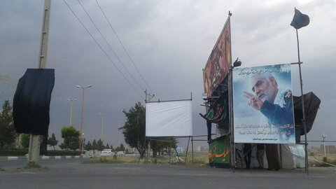بالصور/ توزيع الكمامات من قبل طلاب مدرسة الإمام علي (ع) العلمية في أيام محرم بمدينة سلماس الإيرانية