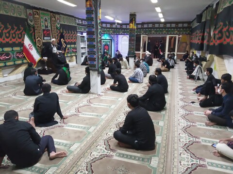 تصویر/ طلاب آشتیان کا شوشل دسٹنسنگ کے ساتھ "عشرہ مجالس" کا انعقاد