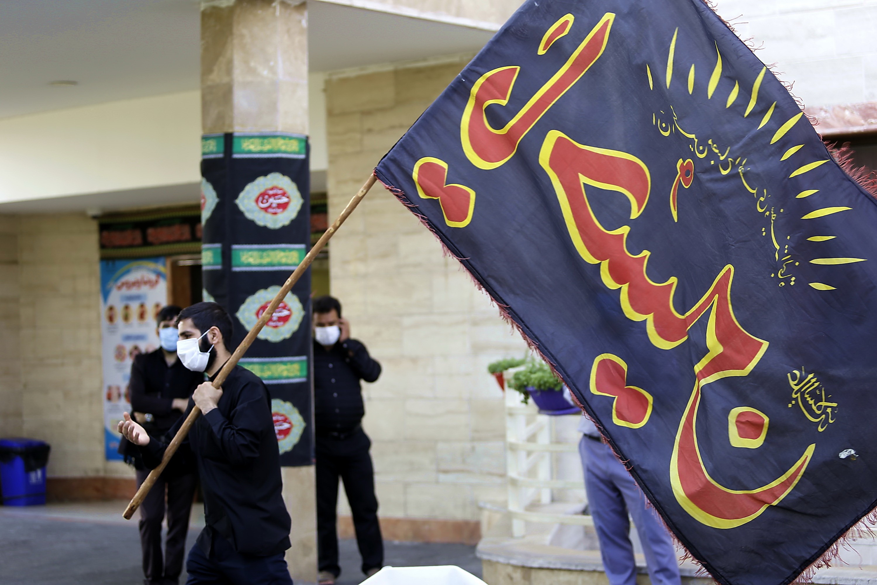 تصاویر/ عزاداری اباعبدالله الحسین(ع) در محوطه بیمارستان فرقانی توسط طلاب مدرسه علمیه معصومیه