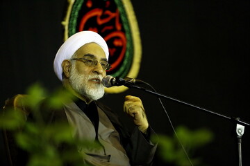 عده ای از نخبگان و خواص در حمایت از رهبری نمره قبولی کسب نکردند/ نمی شود هم با حسین(ع) بود هم با یزید