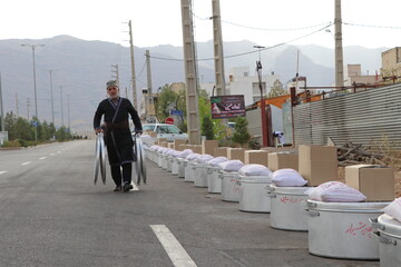تصاویر/ اجرای طرح «نذرواره حسینی» قشقایی‌ها شیراز در قالب بسته‌های معیشتی