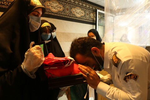 توزیع لباس حضرت علی‌اصغر در بین نوزادان بیمارستان فاطمیه