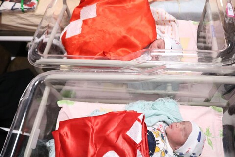 توزیع لباس حضرت علی‌اصغر در بین نوزادان بیمارستان فاطمیه