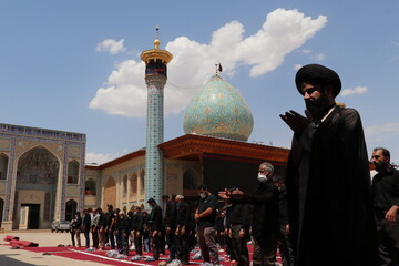 نماز ظهر تاسوعا در حرم مطهر شاهچراغ(ع) اقامه شد