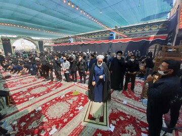 فیلم | اقامه نماز ظهر عاشورا در امامزاده سلطان امیراحمد(ع) کاشان