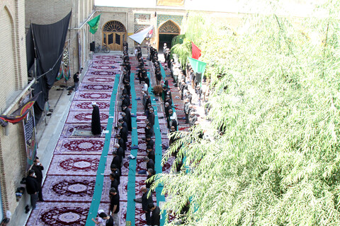 تصاویر / اقامه نماز ظهر عاشورا در مسجد جامع همدان