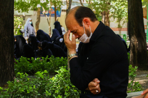 تصاویر/اقامه  نماز ظهر عاشورا به امامت آیت الله مهدوی در گذر چهارباغ عباسی اصفهان