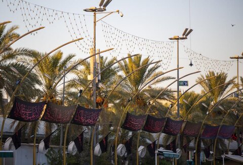 نصب ۵۸ پرچم سیاه حسینی به عنوان نماد عمر شریف امام حسین (علیه السلام) در بین الحرمین