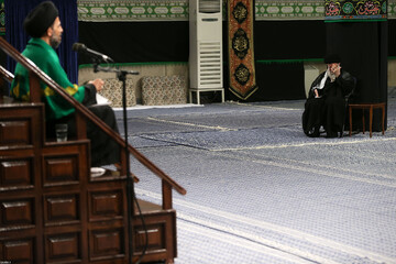 فیلم | مداحی حجت‌الاسلام سیدبهاءالدین ضیایی شب شام غریبان در حضور رهبر انقلاب