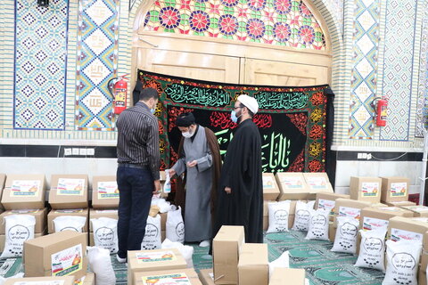 بالصور/ توزيع 1400 سلة مساعدة من قبل الدائرة العامة لمحافظة فارس الإيرانية بين العوائل المتعففة