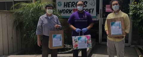 مسلمانان در کالیفرنیا بسته‌های بهداشتی و ماسک به بیمارستان اهدا کردند