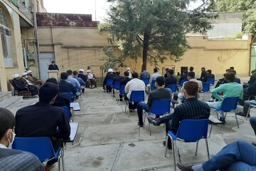 تصاویر/ نشست مدیر حوزه علمیه کرمانشاه با اساتید و طلاب مدرسه علمیه امیرالمومنین(ع) صحنه