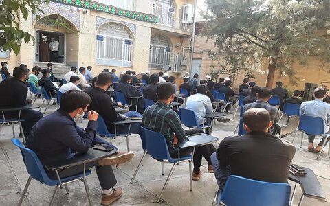 حجت الاسلام ایرانی نشست صمیمی با اساتید و طلاب مدرسه علمیه امیرالمومنین(ع) صحنه