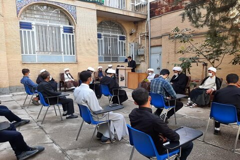 تصاویر/ نشست مدیر حوزه علمیه کرمانشاه با اساتید و طلاب مدرسه علمیه امیرالمومنین(ع) صحنه