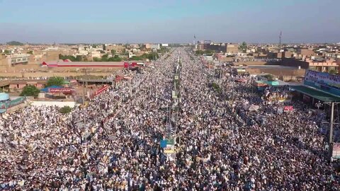 پاکستان کے شہر پشاور میں جمع غفیر