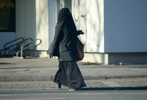 گزارش جدید: ممنوعیت برقع در هلند اسلام هراسی را به شدت افزایش داده